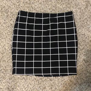 Black and white grid print pencil skirt